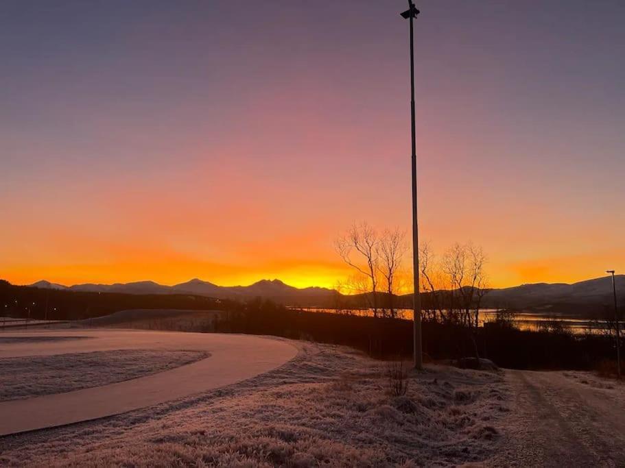 Leilighet I Rolig Gate Med Utsikt Og Gratis Parkering Tromsø Exterior foto