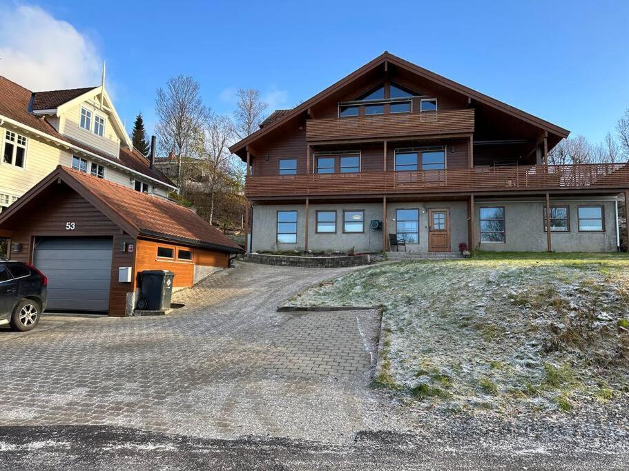 Leilighet I Rolig Gate Med Utsikt Og Gratis Parkering Tromsø Exterior foto